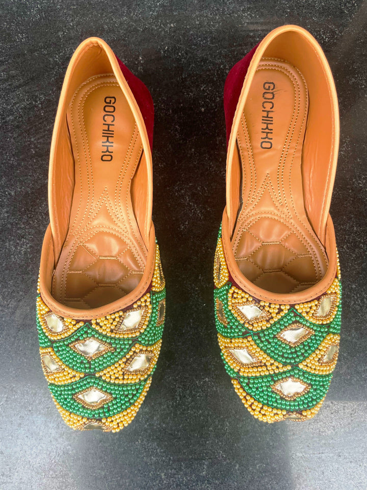 GOCHIKKO Green Embellished Juttis(Fish)